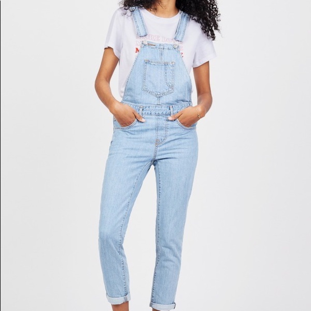 LEVI’S LIGHT WASH OVERALLS